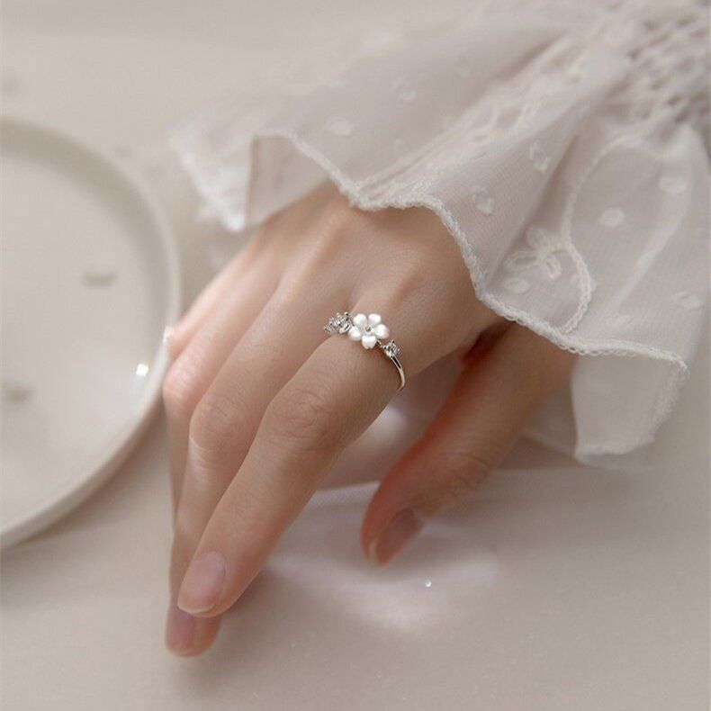 Ringe: Weisse Blume Ring aus Silber – Neu und originalverpackt aus Wil SG von Veratier 2