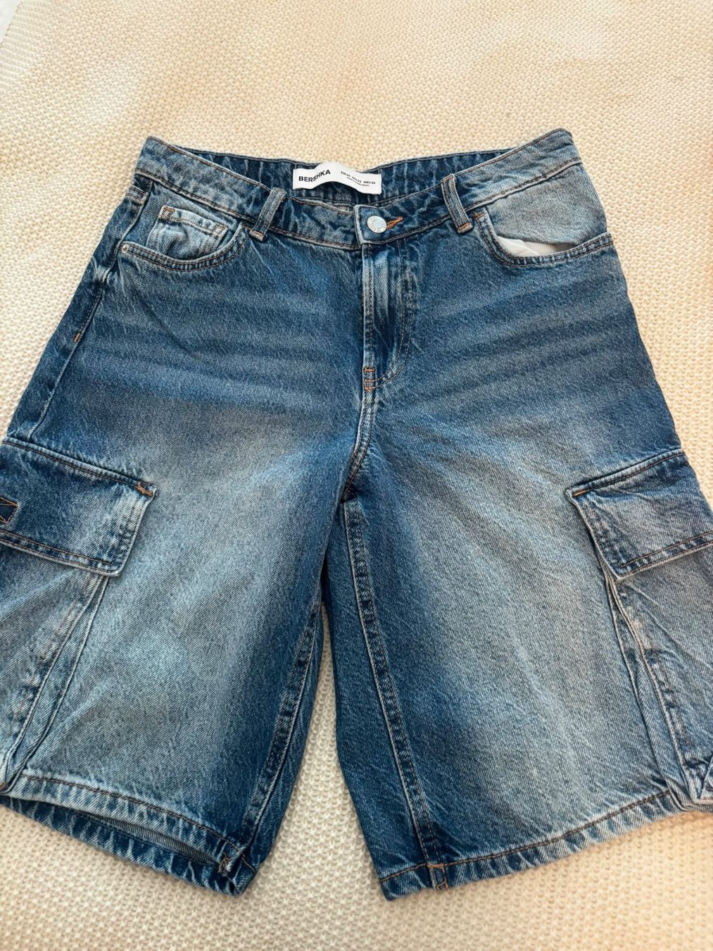 Bershka Jeans: Kurze Hose. Jeans. Woman – Usato da Eglisau venduto da Marc_J.
