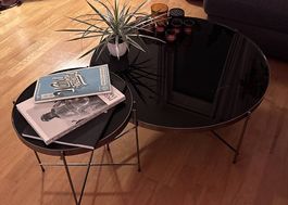 Zwei Couchtische mit dunklen Spiegelplatten  Ø 80/40 cm