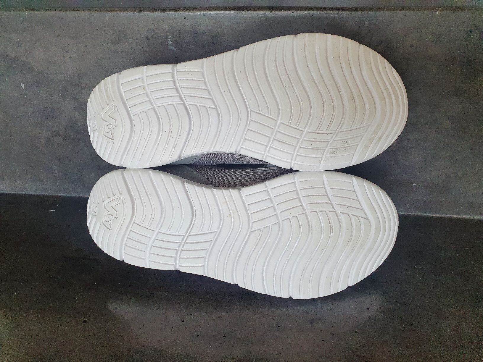 Schuhe für Mädchen: Turnschuhe / Hallenturnschuhe Gr. 33 – Gebraucht aus Villars-sur-Glâne von richardette 4