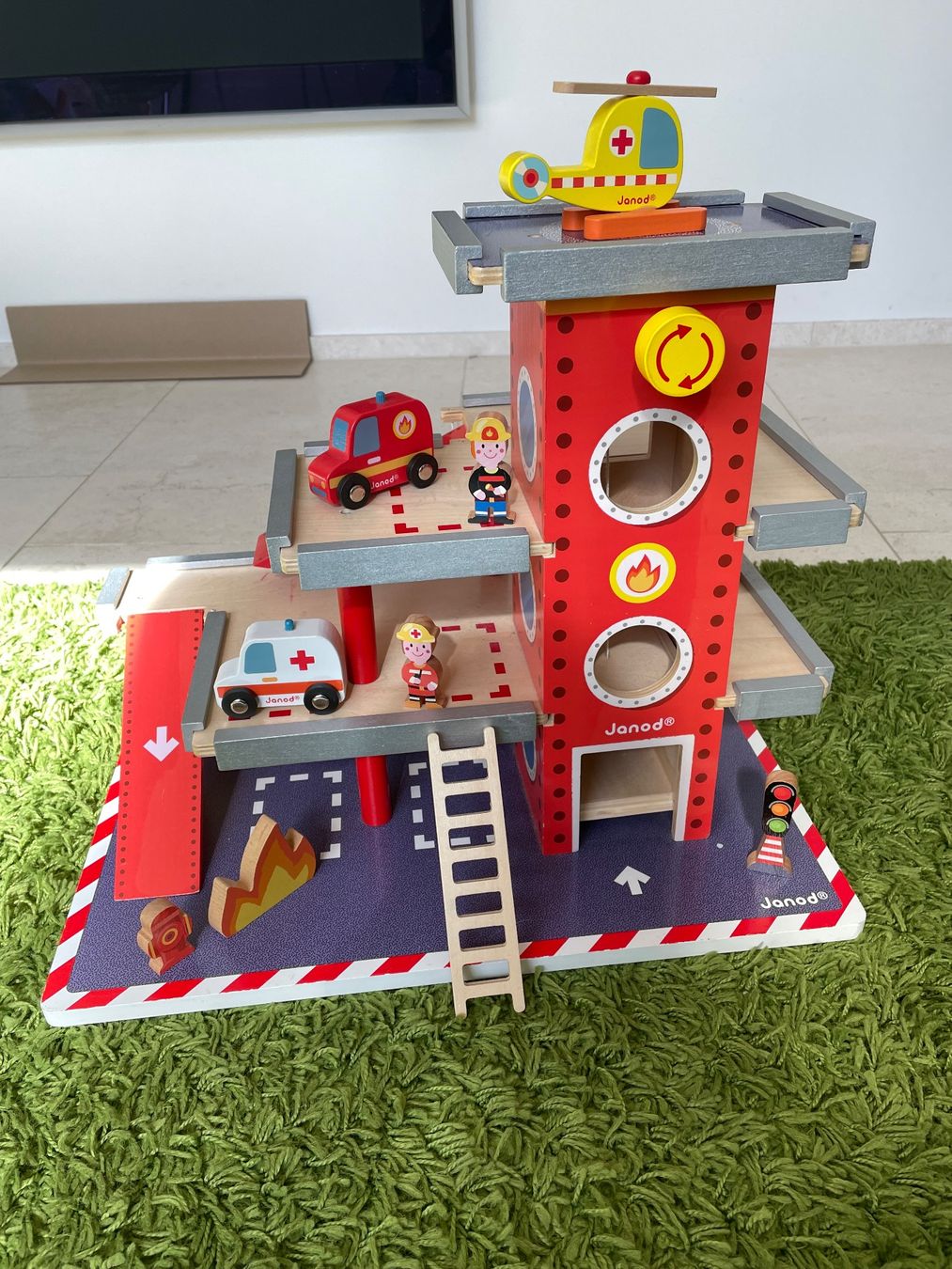 Janod Giocattoli: Janod wooden fire station / garage – Usato da Zürich venduto da Elodie_s