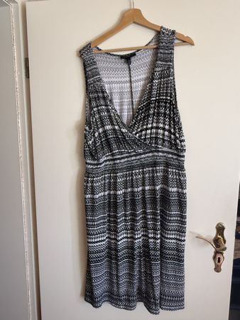 Kleid schwarz weiss gemustert Grösse 48/50