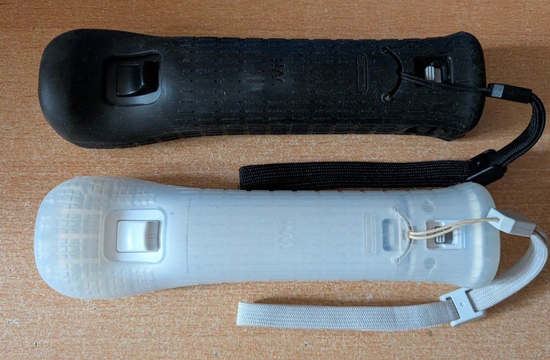 Nintendo Console: 2 Nintendo Wii Remote for Games Console – Usato da Cernier venduto da Poussetofiol 1