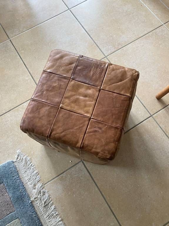 Hocker: 2 poufs en cuir, année 1970 – Gebraucht aus Orbe von Bas15