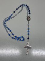Rosario con grani in cristallo blu e Croce del Buon Pastore