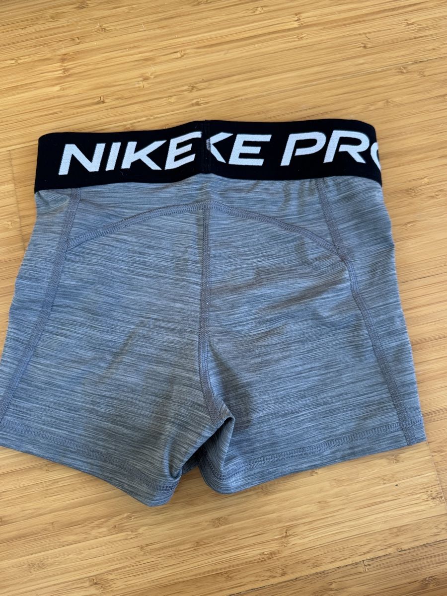 Nike Leggings: Nike Pro Sporthose kurz grau  – Usato da Malans GR venduto da leo_mz7w 1