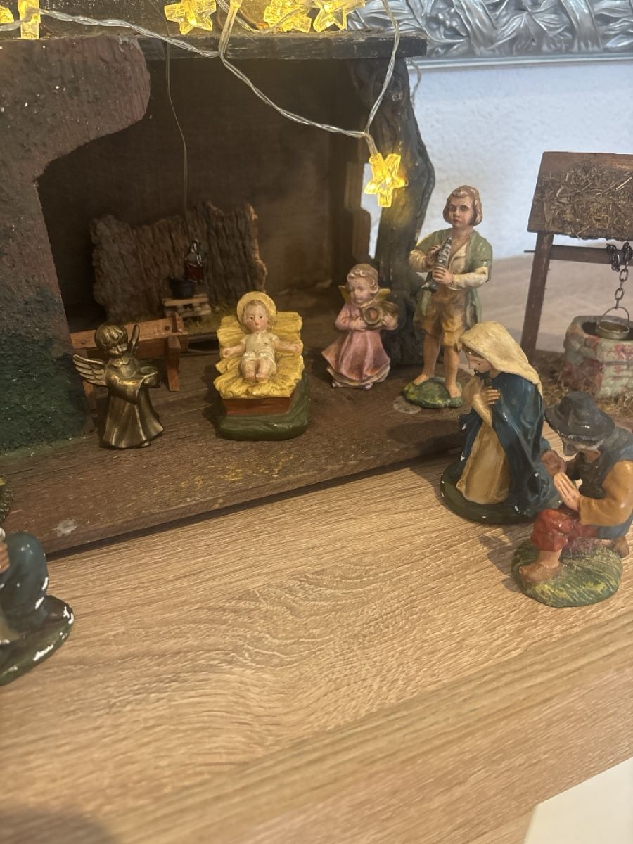 Statuette: Grosse, antike Krippe mit Figuren Komplett. – Usato da rheineck venduto da Neshi06 5