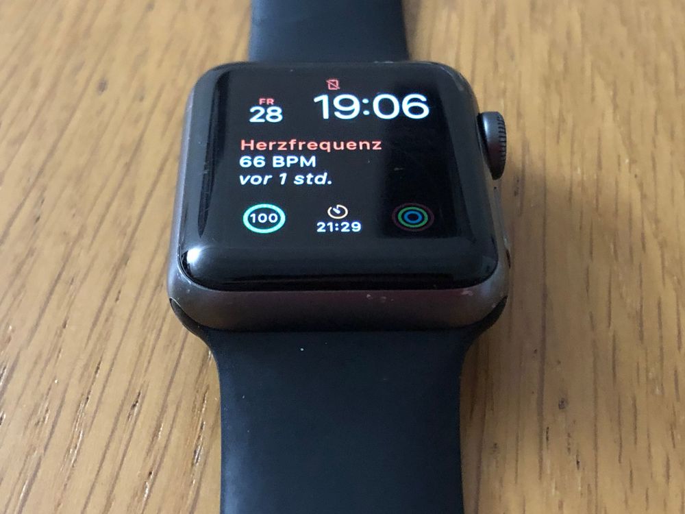 Apple Smartwatch: Apple Watch Series, Akkurestkapazität 97%, Displaydefekt – Défectueux à Aadorf par kar_7xxc 3