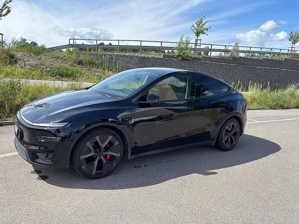 Tesla Automobili: Tesla Model Y Performance AWD  Top Zustand  FSD inklusive – Usato da Rubigen venduto da Kaestli_001 4