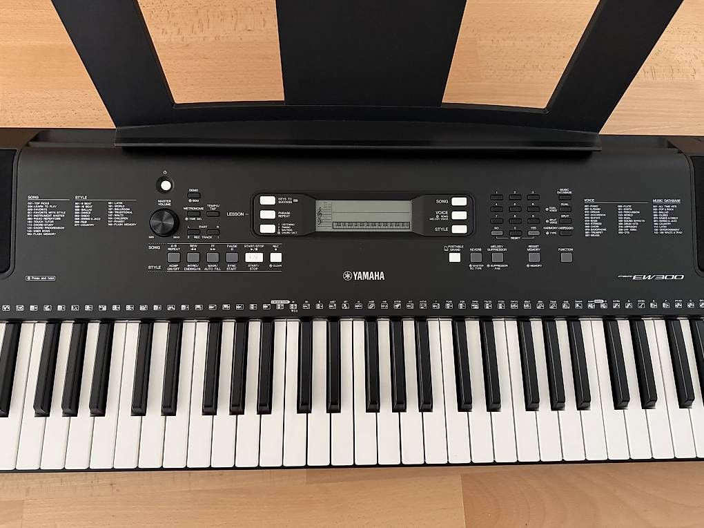 Strumenti musicali: Keyboard Yamaha PSR-EW300 – Nuovo (secondo la descrizione) da St. Gallen venduto da australia_2023 1