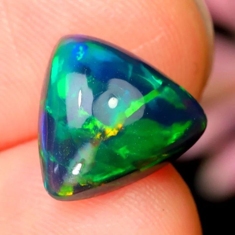 Fastueux ovale d'opale Brésilienne extra brillante et multicolore (1,4