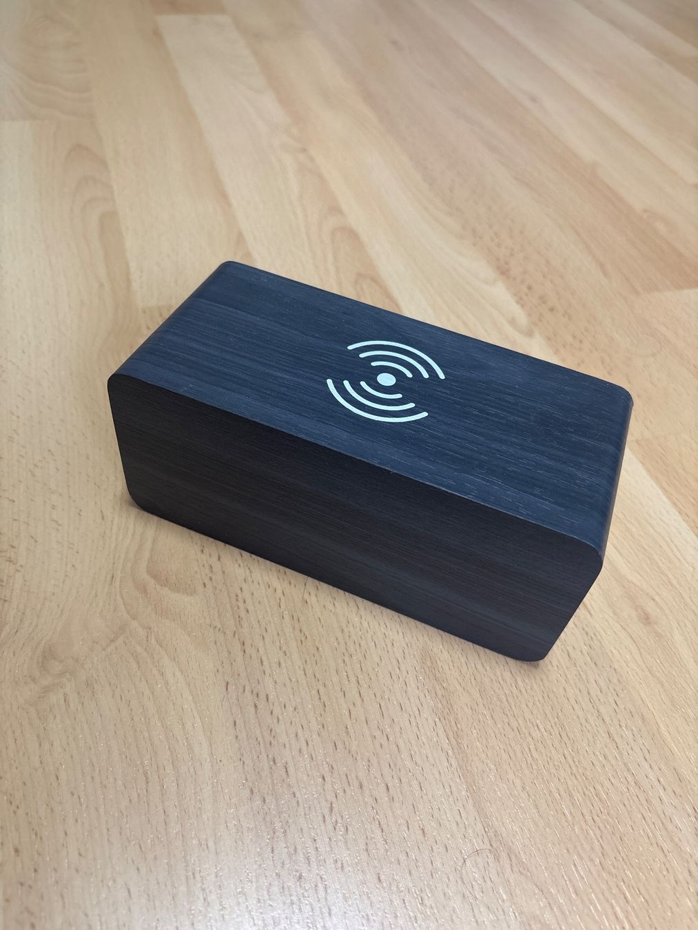 Docking station: 3in1 LED Holz Wecker, Uhr mit wireless Ladefunktion – Usato da Lyss venduto da jba_s2my 1