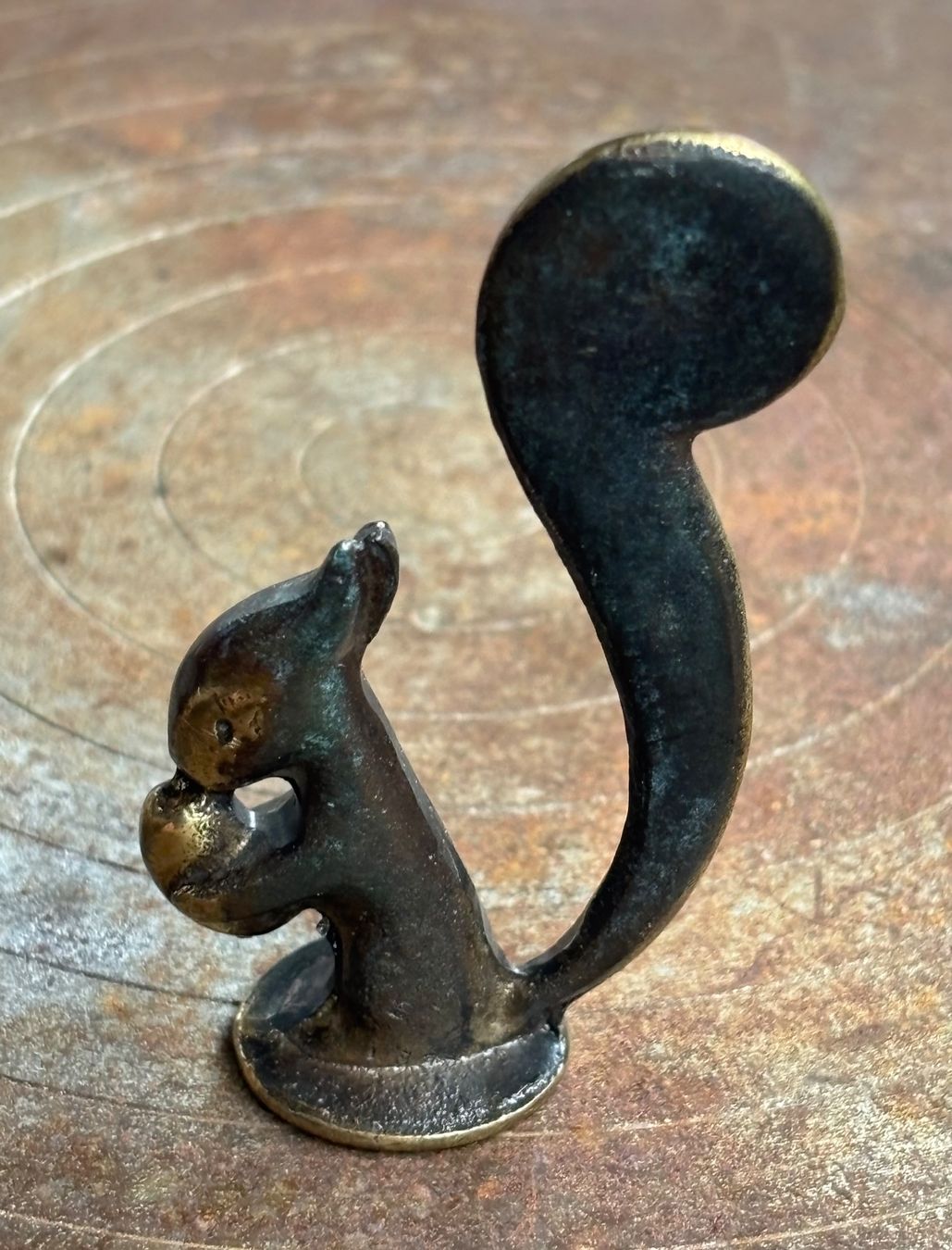 Statuette: Bronzefigur Eichhörnchen mit Nuss, eventuell Richard Rohac – Usato da Lüchingen venduto da Eeizo