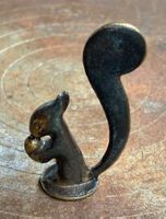 Bronzefigur Eichhörnchen mit Nuss, eventuell Richard Rohac