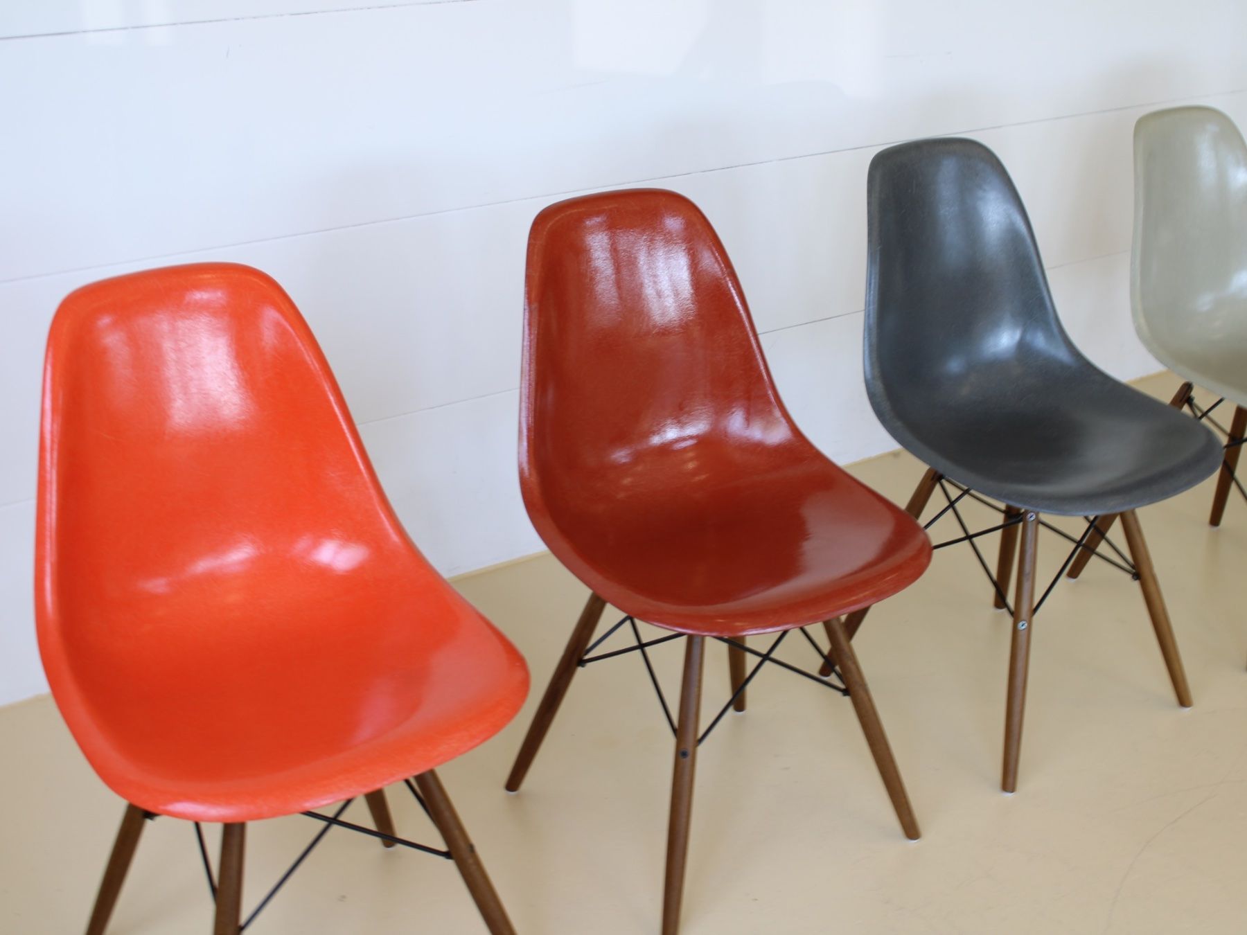 Herman Miller Sedie: Eames Fiberglas Stühle, Hermann Miller – Usato da Meinisberg venduto da atelier_TILIJA 5