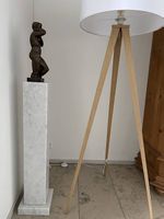 Wunderschöne und edle Marmorsäule mit Skulptur