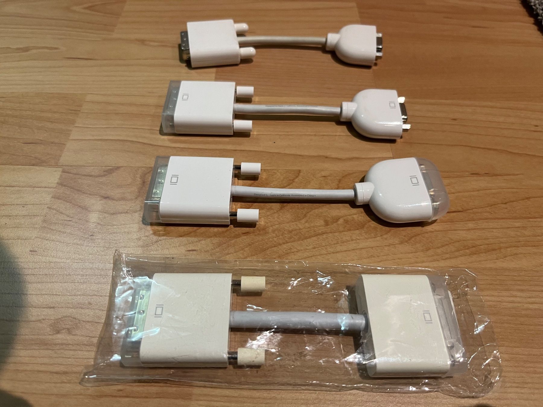 Apple Unità & Adattatore: Apple DVI-VGA Adapter Set 4 Stk – Usato da Frauenfeld venduto da macshoop 1