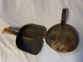 Lot de 2 ramassoirs, pelles en bois, articles de laiterie
