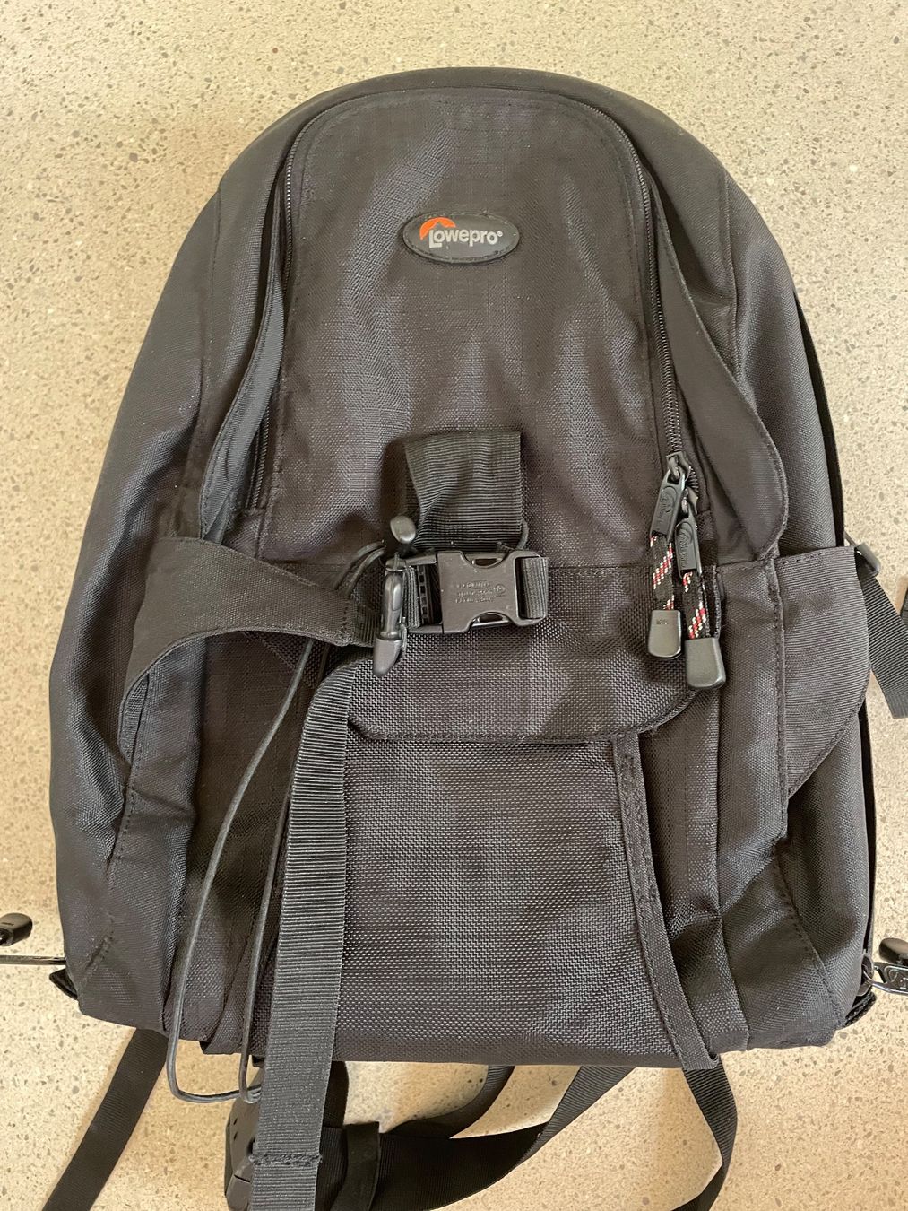Lowepro Sacs à dos: Lowepro Fotorucksack - schwarz – D'occasion à Zürich par LodgE-21