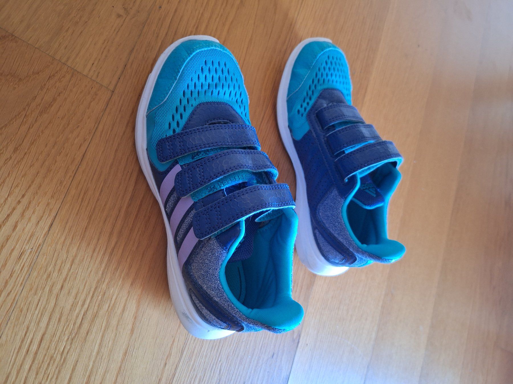 Adidas Scarpe per ragazzi: Kinderturnschuh Adidas Grösse 34 – Usato da Pfäffikon ZH venduto da Shoppi5 2