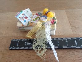 Stoffballen mit Zubehör als Deko für das Puppenhaus/La