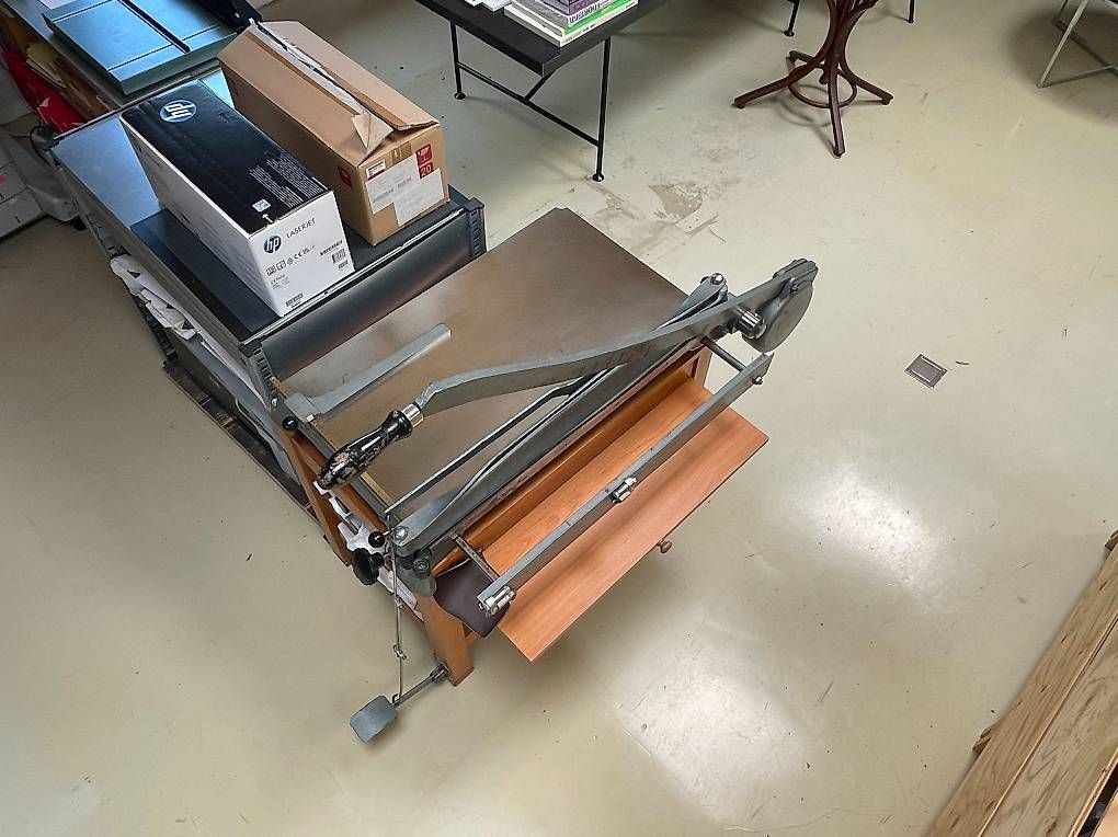 Toutes les machines: Schneidemachine / Professionelle Pappschere – D'occasion à Bern par Zweckdienlich 4