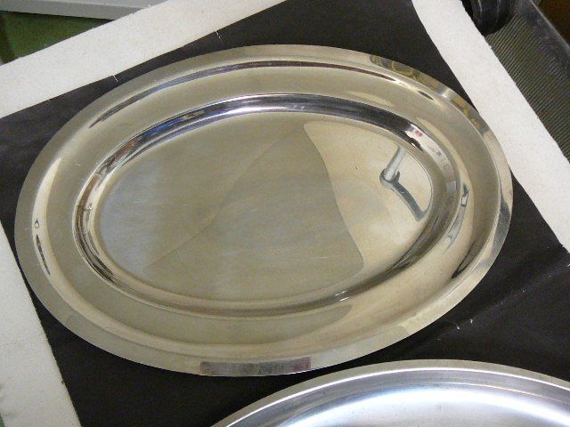 Servierplatten: 2 Chromstahl Platten – Gebraucht aus Horgen von Luftschutz 3