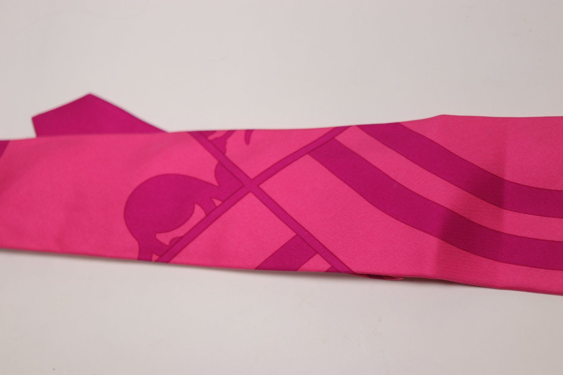 Hermès Cravatte: Hermès Pink Silk Tie - Hermes Seidenkrawatte – Usato da Hombrechtikon venduto da BAZ-Vintage 3