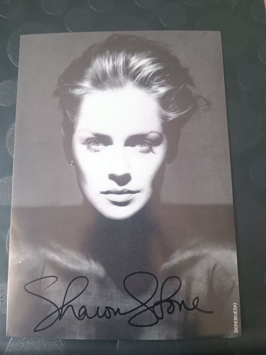 Autografi: Sharon Stone - original Autogrammkarte - 13x18cm – Usato da Menziken venduto da Artographs