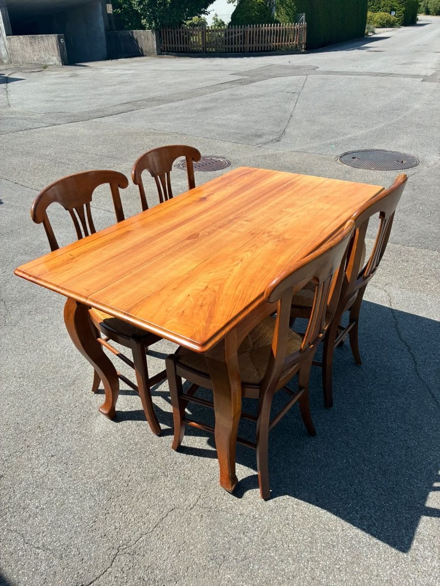 Set de table et chaises: Kirschbaumtisch mit 4 Stühlen – D'occasion à St. Gallen par gisa