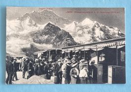 Wengernalpbahn - Zahnradbahn - Touristen beim Einsteigen