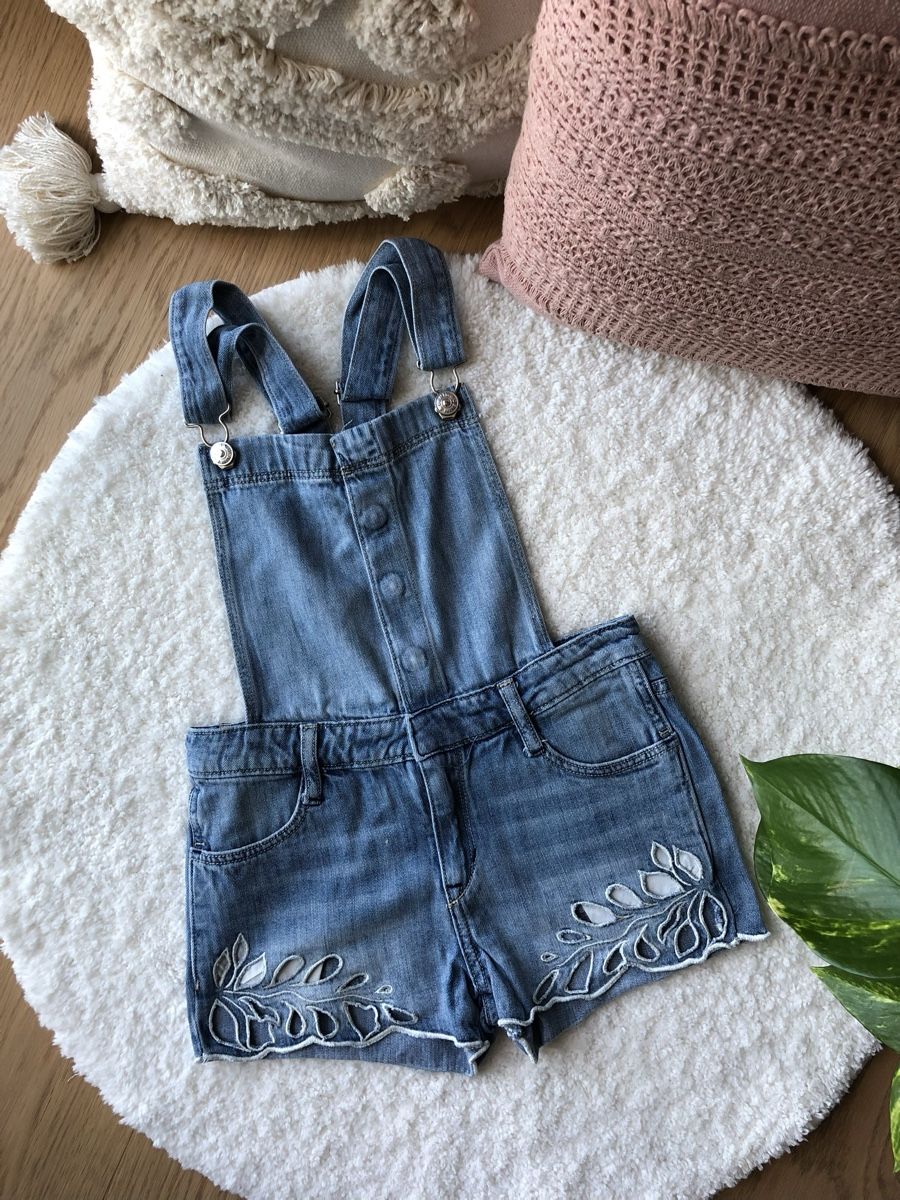 H&M Pantaloni: Jeanshorts Latzhose mit Spitze, Gr. 134  – Usato da Obfelden venduto da dafae