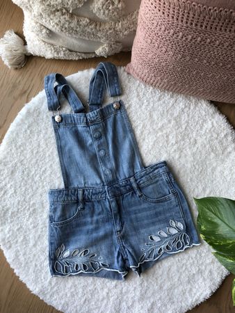 Jeanshorts Latzhose mit Spitze, Gr. 134 