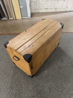 Truhe Holzkiste mit Rollen gut erhalten