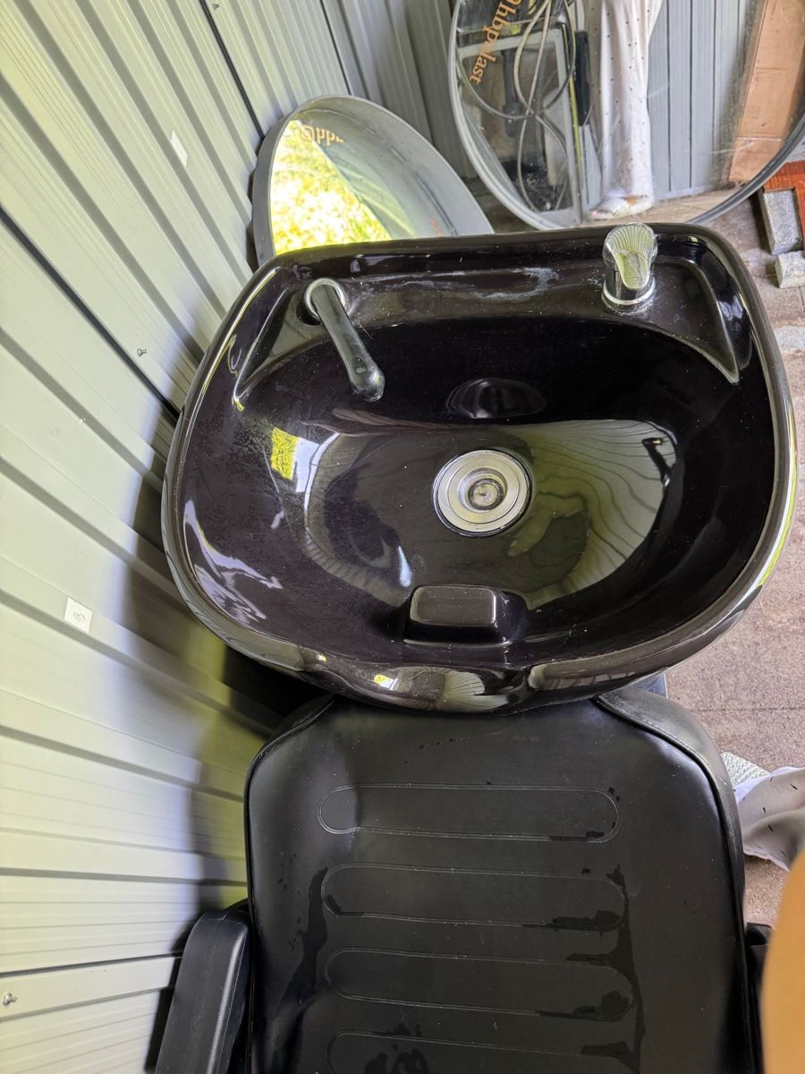Lettini & sedie per cosmetici: Professioneller Friseurstuhl mit Waschbecken - Schnäppchen! – Usato da Romanshorn venduto da cronicel21 2