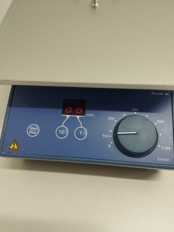 Laborzubehör: IKA MTS 2/4 Digital Mikrotiterschüttler – Gebraucht aus Niederdorf von LeptonAG_Labor 1