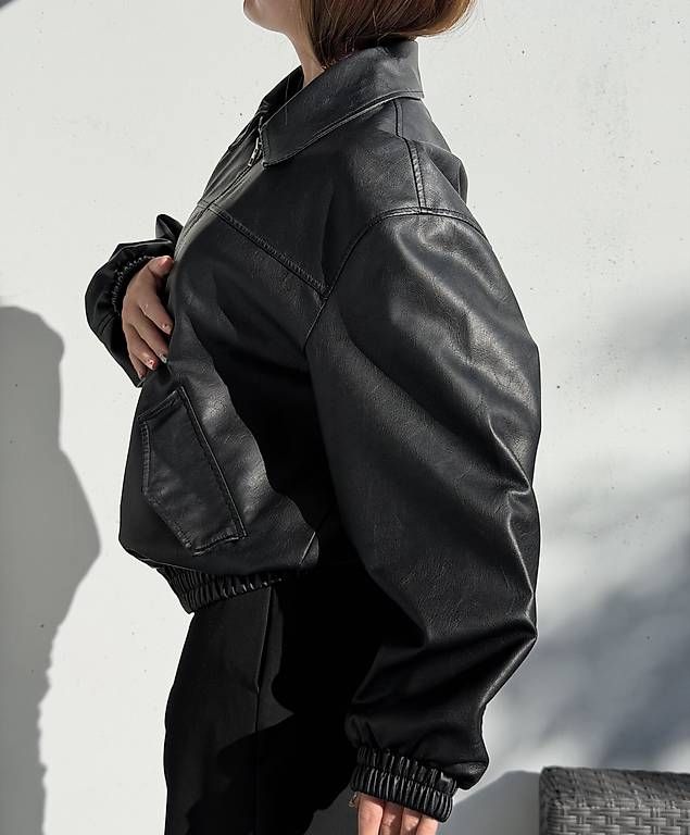 Vestes: Schwarze Bomberjacke in Lederoptik – D'occasion à Meggen par gia_wz2q 2