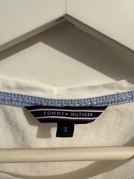 T-shirt: Tommy Hilfiger Shirt – Usato da Arbon venduto da flowerandfound 2