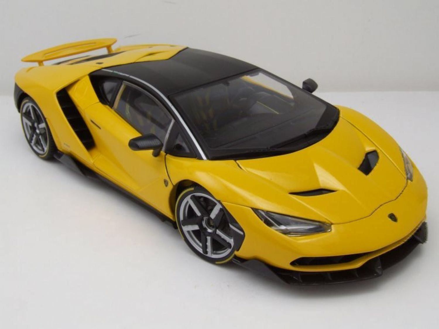 Lamborghini Modellini d'auto: Lamborghini Centenario Yellow Edition – Nuovo e nell'imballaggio originale da Erlenbach im Simmental venduto da Model_box