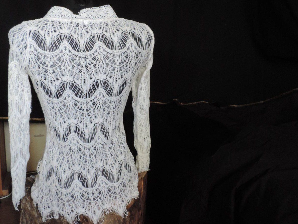 Top: haut dentelle blanc – Usato da Genève venduto da Axelle333 6