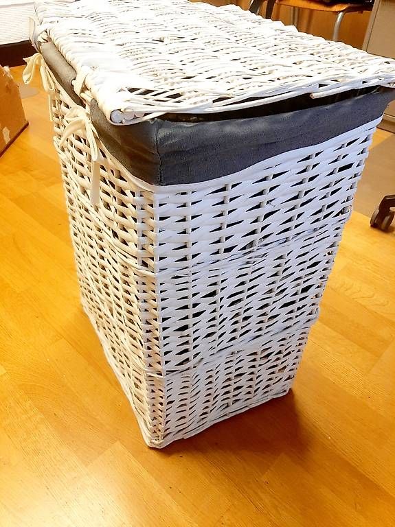 Cesti per biancheria: Panier à linge blanc tressé – Usato da lausanne venduto da bluestone02 3