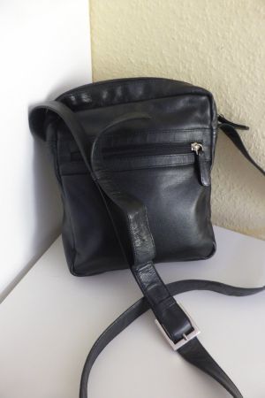 Essentiel Umhänge - Schultertasche Damen, schwarz, Leder