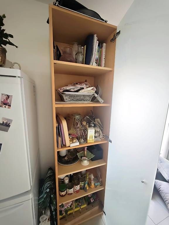 Vitrinen: Vitrinenschrank mit Milchglasfront – Gebraucht aus Meisterschwanden von N1ci 1