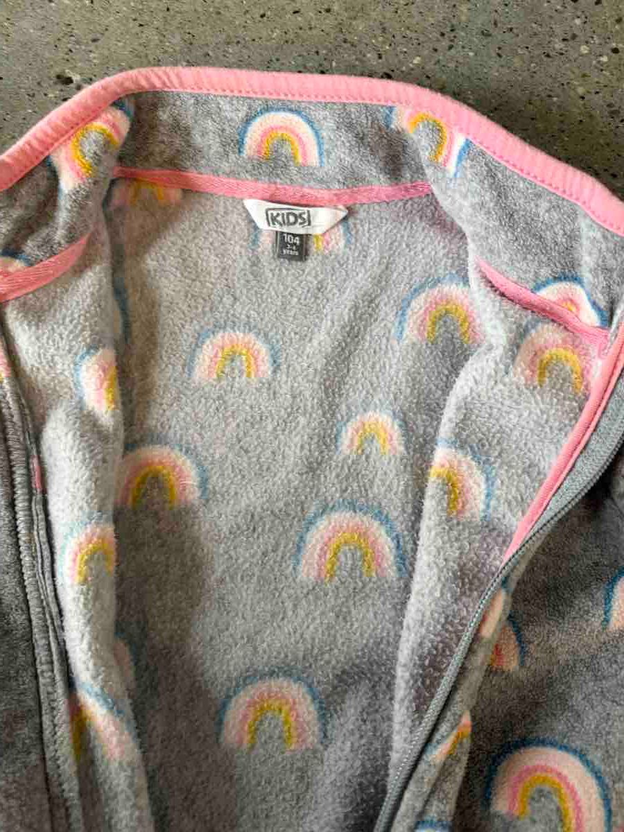 Vestes & Manteaux: Fleecejacke grau mit Regenbogenmuster Grösse 104 – D'occasion à Hinteregg par Jazz-C 2