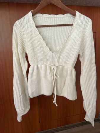 Cremiger Feinstrick Pullover mit Schnürung