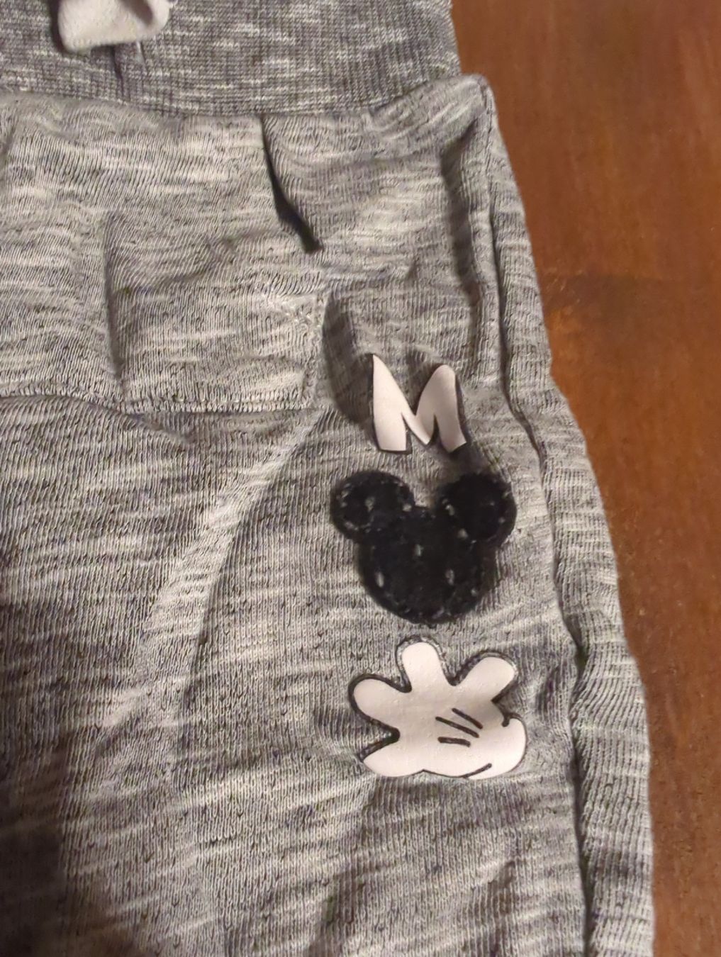 C&A Pantaloni: Graue Jogginghose mit Mickey Mouse Applikation, Gr. 80 – Usato da Kyburg-Buchegg venduto da zheer 1