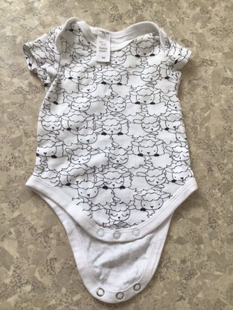 Baby Body Gr. 68 mit süssen Schäfchen