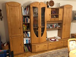 Wohnwand Holz mit Vitrine, guter Zustand ohne Inventar
