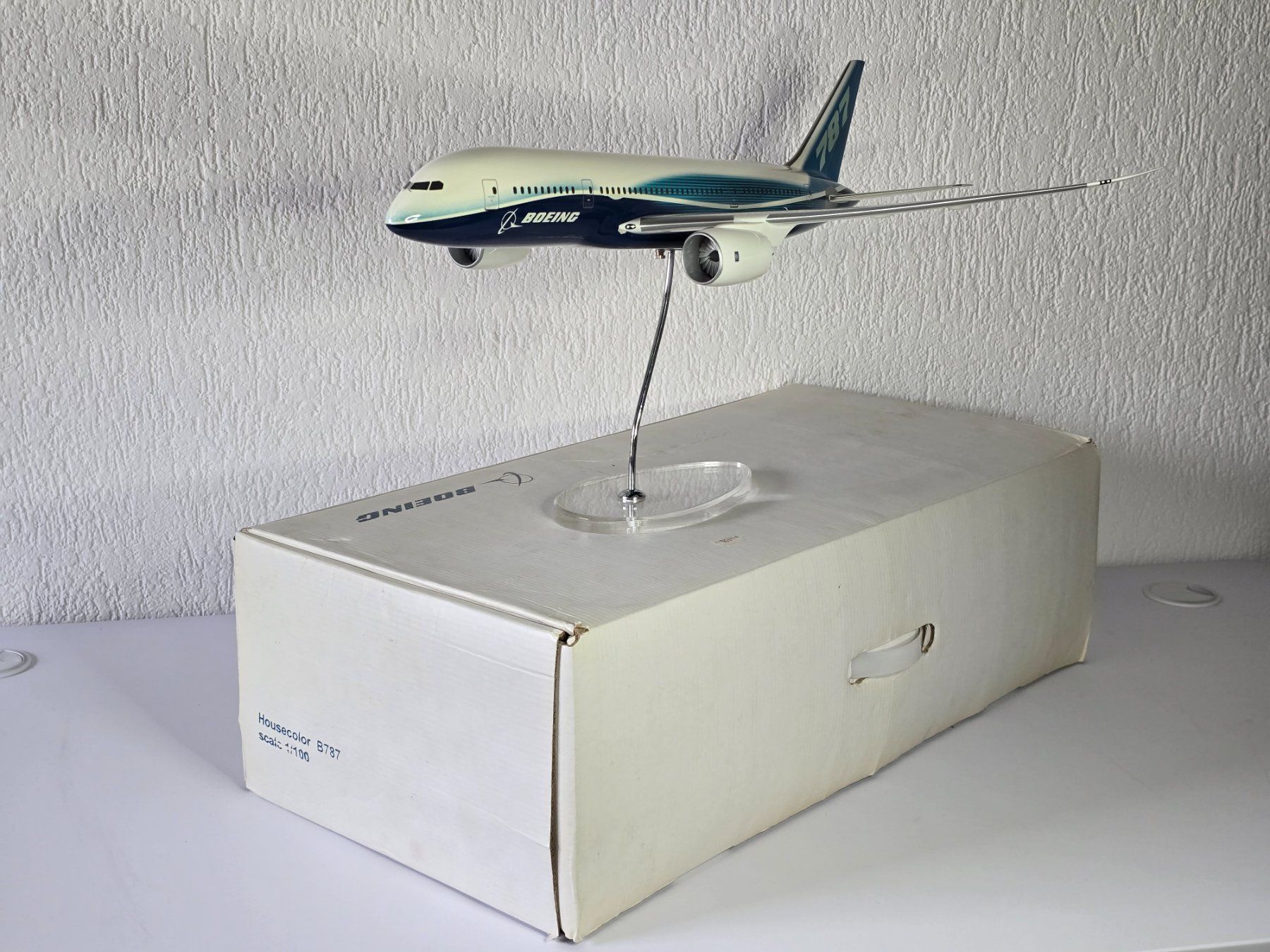 Kit di modellismo & Modellini statici: Daron, Sky Marks, usw. Boing B 787, Dreamliner, Werksfarben, – Usato da Kloten venduto da Nicola2