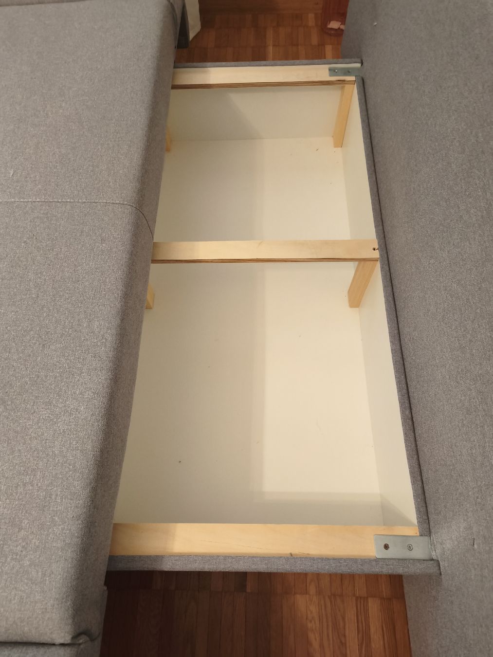 Divani: Grey Sofa Bed with Storage. Like new condition. – Nuovo (secondo la descrizione) da St. Gallen venduto da lis_8z5f 3